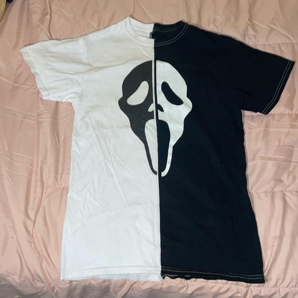 Ghost Face Black & White Split T-shirt. Size small. Good condition.